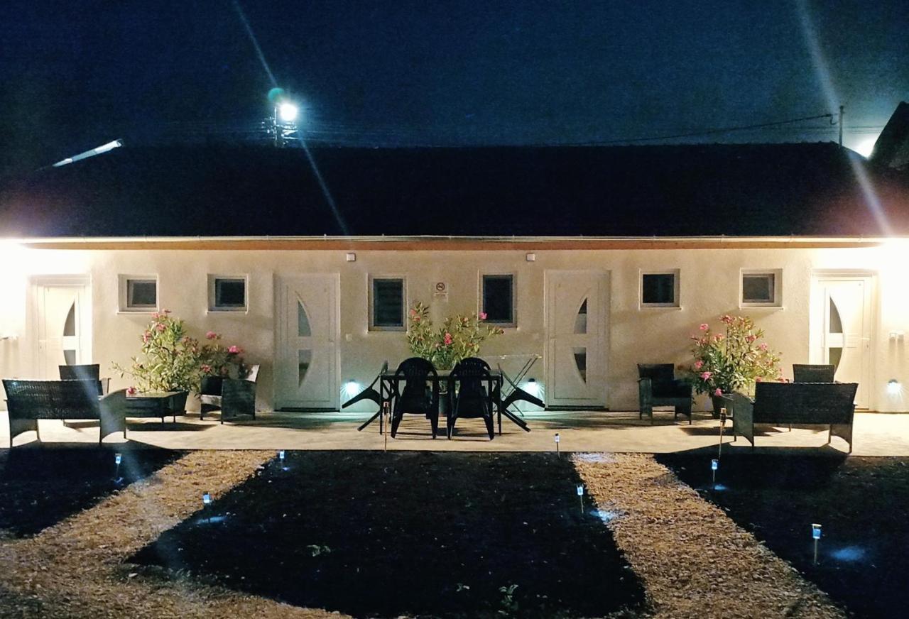 Grafit Apartmanok Hajdunanas Luaran gambar